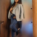 Crystal Kay Instagram - カジュアルシンプルでもこのラメツイードジャケットがアクセサリーになってくれるの😊 今日はシルクキャミトップスにボトムスはデニム✅ ナイスシルエットでとても履き心地がいい上品なスリムデニムです🥺 @bananarepublic_jp #pr #TheBRLook #バナナリパブリック #バナリパ #ラメツイード #ホリデースタイル