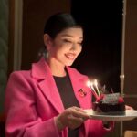 Crystal Kay Instagram - Happy birthday to our beloved @ahnmikaofficial ♥️♥️♥️ 大好きなお姉ちゃんの誕生日を今年もファミリーでお祝い出来てとても嬉しい💖いつもみんなの太陽。元気の源。知識の源でもあるね🙌🏻これからも健康でハッピーラッキーラブスマイルピースドリーーーーーーム💗なミカさんでいてね🎉🎉🎉🎉🎉最高な１年でありますように🙏🏽♥️お誕生日おめでとうございます！！！