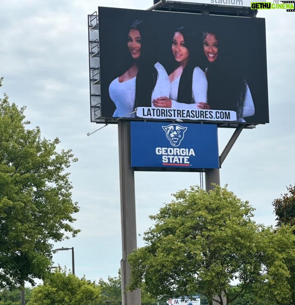 Crystal The Doll Instagram - Been in Atlanta less then a year and my face is popping up on BILLBOARDS 😍😍😍😍 who gone outwork meeeeee!!! I’m coming for everything God got for meeeee ❤️🙏🏽🗣️….. thank you @bellahottie_ for this opportunity yall shop @latoristreasures !!!! #TreasureBabes