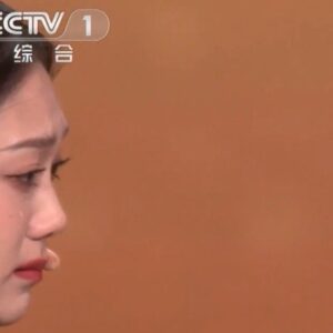 Curley G Instagram - 新春快乐 兔年吉祥
虽说春晚应该开开心心 为什么要搞得这么煽情
这首歌的目的本不是煽情 是想在这阖家团圆的日子里 带来温暖
“爱你一定要大声地说”

Happy Chinese New Year！A simple “thank you” is far from enough to express my gratitude towards this opportunity to perform on ChunWan. Hopefully still, this song can bring you warmth during this time of family reunion.