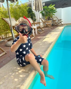 Cush Jumbo Instagram - My 5 year old took these lying on his stomach ⁉️ I’m not joking.
Swipe to meet the little genius ➡️ 🤿 📸 💕 😂