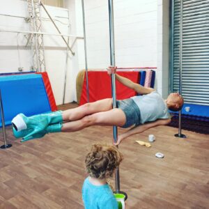 Cush Jumbo Instagram - CASSIE training for #stayclose On Saturdays my little assistant came too 😂
@cloudaerialarts 
@netflixuk