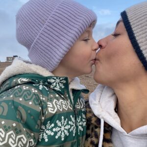 Cush Jumbo Instagram - Merry Christmas to all and to all a good night! #mwah 💋🎅🏾 🏖