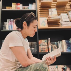 Cynthia Koh Instagram - First week of March felt like a breeze.
1. Jetting off for a overseas shoot
2. Lunch with the team and cast 
3. My favorite 卤肉饭
4. Browsing for reads 
5. A silly cat named Sammy
#marchmadness 
#tooblessedtobestressed 
#photodump