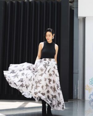 Cynthia Koh Instagram - Challenges are what make life interesting. And overcoming them is what makes life meaningful.
-Joshua J Marine.

Styling @keithpngtl 
Hair   Makeup @benjioo 
Outfit @closetsingapore 
📸 @adeatwork_ 

#outfitoftheday 
#pressconference 
#movie
#confinementthemovie 
#陪月