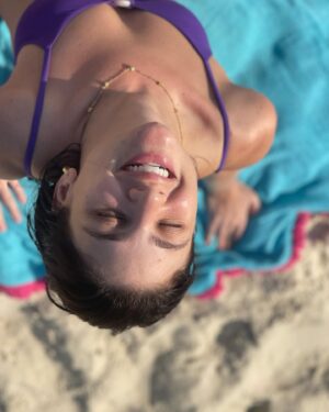 Débora Ozório Instagram - Minha alma pede sol 🌞🌻
