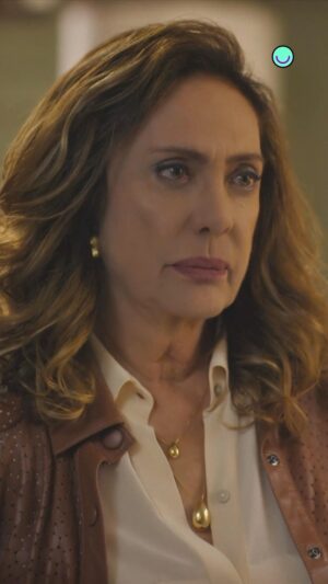 Débora Ozório Instagram - #TERRAEPAIXÃO 📺 A sua batata está assando, Agatha! 🥵 Todo mundo já está percebendo que tem algo de errado com Antônio, e, por isso, Petra chamou um médico neurologista para avaliar a saúde do pai. Será que os cházinhos da Agatha vão ser desmascarados? 👀