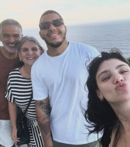 Débora Ozório Instagram - Quando se vive mais do que cabe no tempo do relógio ❤️