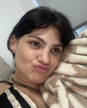Débora Ozório Instagram - Os closes entre uma cena e outra que ninguém vê mas agora todo mundo tá vendo 🤭