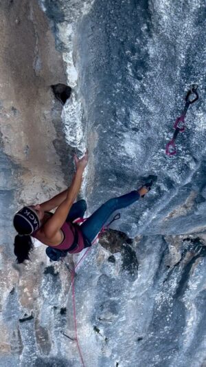 Daila Ojeda Instagram - Cuando miras desde abajo y te quieres subir por ahi, esa es la via! (independientemente de su dificultad) Gracias por equipar esta joya @javierfernandezjorrin 🙌 (ésta y muchas otras!) 

When you look from below and want to climb it, that’s the route! ✨ (regardless of how hard it is). Thank you for bolting this gem @javierfernandezjorrin 🙌 (this one and many others!)

🎥 @pablo.santos.perez gracias!! 😘

@blackdiamond @scarpa_world @scarpaspain