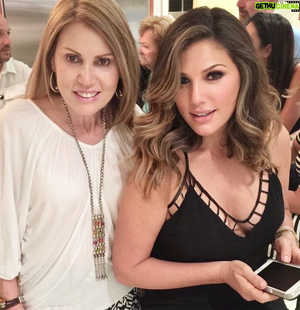 Daisy Fuentes Instagram - Feliz día de la madre 💕 Happy Mothers Day to my beautiful Mami y a todas las Mamis 💕 #mothersdayiseveryday