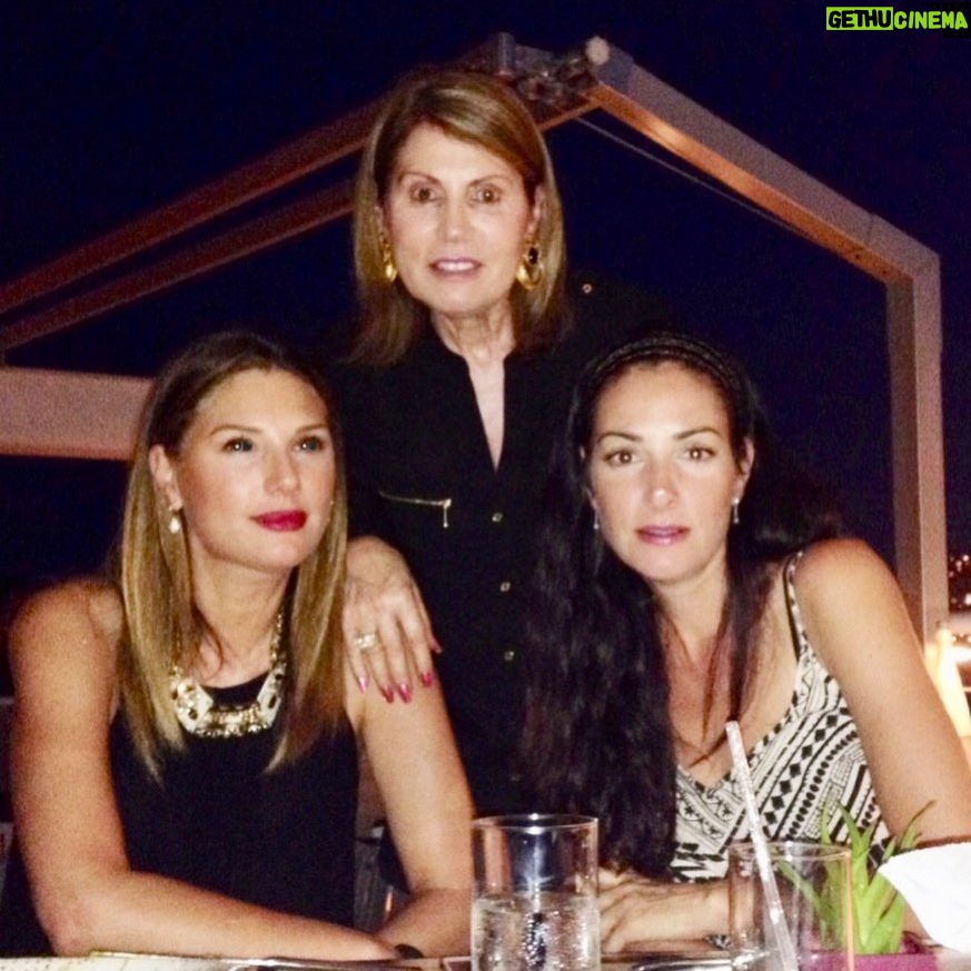 Daisy Fuentes Instagram - Feliz día de la madre 💕 Happy Mothers Day to my beautiful Mami y a todas las Mamis 💕 #mothersdayiseveryday