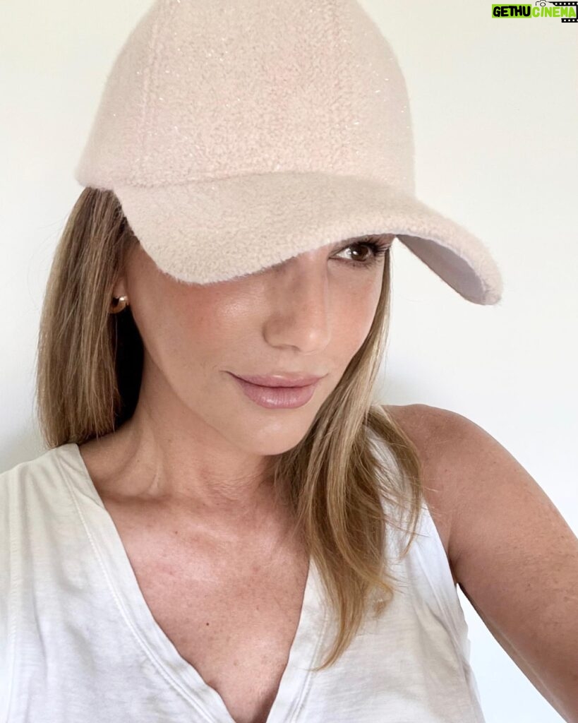 Daisy Fuentes Instagram - Better than a pumpkin spice latte - New fall accessory from @daisyfuentesstyle - Pink fleece baseball cap #fallvibes