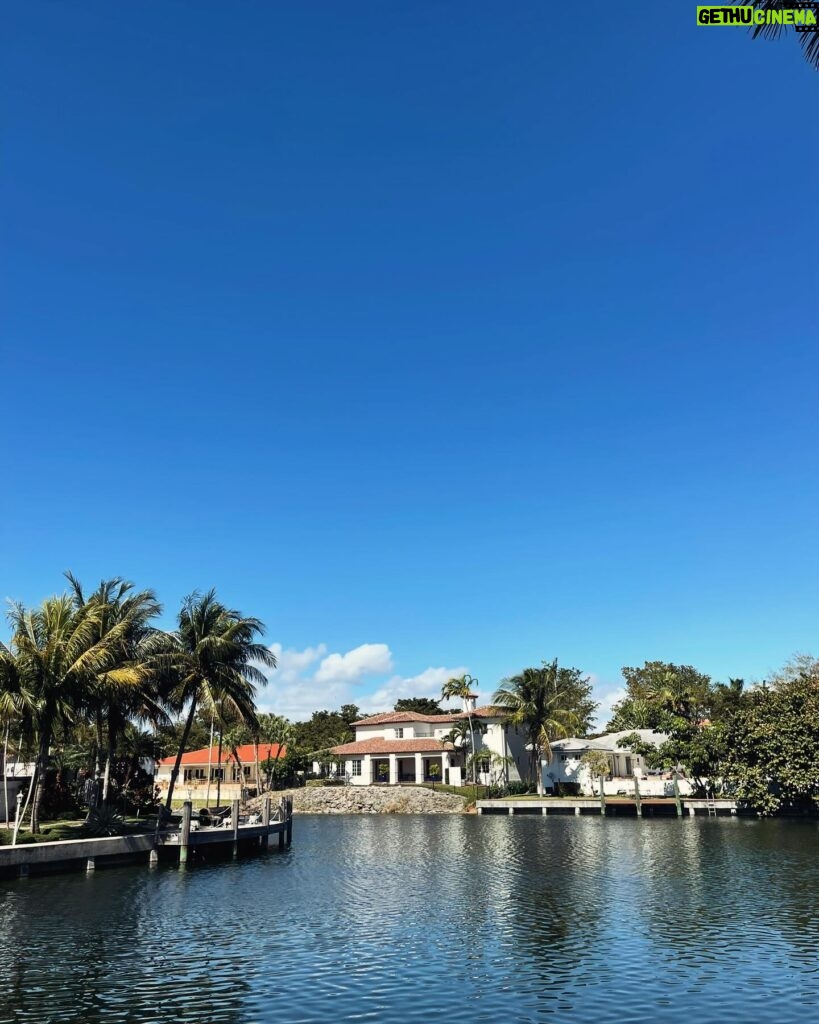 Daisy Fuentes Instagram - Walking meditation in Miami✌🏼