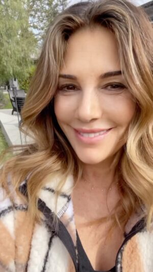 Daisy Fuentes Instagram - Goddess PSA 📣 Quick Tuesday morning reminder that you are good enough... In fact, you’re overqualified. #daisyfuentesstyle