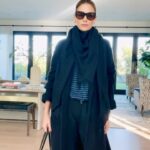 Daisy Fuentes Instagram – If you’re looking for a cozy vibe that can take you from the couch to a lunch, we believe sweatpants actually ARE an option. One easy way to make your comfortable clothes chic? Accessorize! Try a coat, sunglasses, and a chic scarf to elevate your look. #daisyfuentesstyle