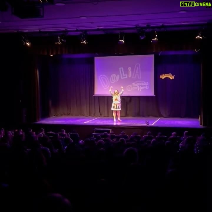 Dalia Gutmann Instagram - Un poco de lo que va siendo la gira de @tengocosasparahacer por España🇪🇸🎉 1.Chusmeando con el público que se quedó después de la función en La Coruña en la sala @afundacion_org 2.recorriendo un poco La Coruña 3.Cena con comediantes muy chulos del @emhuoficial como @alexclavero81 @goyojimenez @leoharlem_oficial 4.Reencuento para Instagram entre @_ogost_ y su hermano Martin en Barcelona 5. Visita en Cagader de Barcelona 6. Tomando la mejor decisión: Hacerme masajes en los pies 7. el camarin majo de la función en la sala @aquitania_teatre de Barcelona 8. Hola Barcelona 9. Gracias por las risas Barcelona♥️