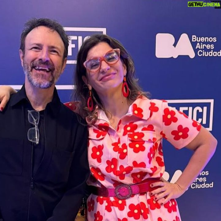 Dalia Gutmann Instagram - Un poco de lo que fue ayer el estreno de la proyección del docu "Stand Up a lo Argentino" en el Bafici @festivalesgcba Este carrete cuenta con: 1) Foto con comediantes hermosos. ¡Gracias por venir!🎉 2) Con mi adorado primer maestro de Stand Up @diego_wainstein 3)Mas comediantes copados🥰 4)solita🥹 5)Con Juan Manuel @thejmdude del Bafici🎬 6)Con mi amiga genia @elizabethkopyto ♥️ 7)Con mi mami🥰 8)Con mami hijo y Sebu😍 9)Charlita post proyección🤓 10) Con mi compañero de ruta @sebawainraichok ✨ Gracias a los que vinieron♥️‼️✨ Mil Gracias a @gusmartinezpr por el apoyo! Mañana martes 23/4 a las 17:30 hay charla con @diego_wainstein y @martinpuglieseok en el Centro Cultural San Martín Y el jueves 25/4 a las 19hs se vuelve a proyectar en la sala Cocodelphia! Los esperoooo