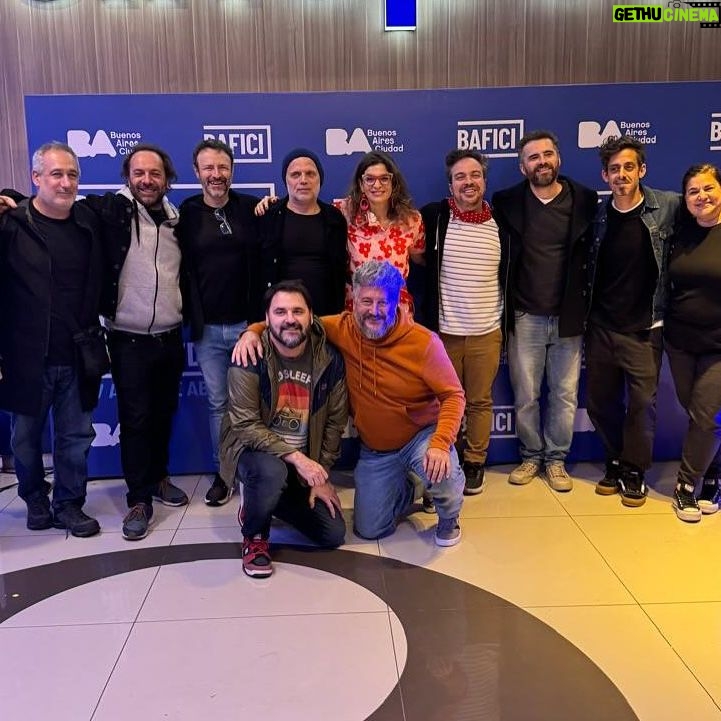 Dalia Gutmann Instagram - Un poco de lo que fue ayer el estreno de la proyección del docu "Stand Up a lo Argentino" en el Bafici @festivalesgcba Este carrete cuenta con: 1) Foto con comediantes hermosos. ¡Gracias por venir!🎉 2) Con mi adorado primer maestro de Stand Up @diego_wainstein 3)Mas comediantes copados🥰 4)solita🥹 5)Con Juan Manuel @thejmdude del Bafici🎬 6)Con mi amiga genia @elizabethkopyto ♥️ 7)Con mi mami🥰 8)Con mami hijo y Sebu😍 9)Charlita post proyección🤓 10) Con mi compañero de ruta @sebawainraichok ✨ Gracias a los que vinieron♥️‼️✨ Mil Gracias a @gusmartinezpr por el apoyo! Mañana martes 23/4 a las 17:30 hay charla con @diego_wainstein y @martinpuglieseok en el Centro Cultural San Martín Y el jueves 25/4 a las 19hs se vuelve a proyectar en la sala Cocodelphia! Los esperoooo