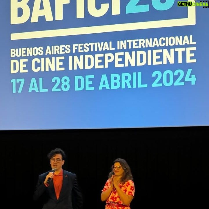 Dalia Gutmann Instagram - Un poco de lo que fue ayer el estreno de la proyección del docu "Stand Up a lo Argentino" en el Bafici @festivalesgcba Este carrete cuenta con: 1) Foto con comediantes hermosos. ¡Gracias por venir!🎉 2) Con mi adorado primer maestro de Stand Up @diego_wainstein 3)Mas comediantes copados🥰 4)solita🥹 5)Con Juan Manuel @thejmdude del Bafici🎬 6)Con mi amiga genia @elizabethkopyto ♥️ 7)Con mi mami🥰 8)Con mami hijo y Sebu😍 9)Charlita post proyección🤓 10) Con mi compañero de ruta @sebawainraichok ✨ Gracias a los que vinieron♥️‼️✨ Mil Gracias a @gusmartinezpr por el apoyo! Mañana martes 23/4 a las 17:30 hay charla con @diego_wainstein y @martinpuglieseok en el Centro Cultural San Martín Y el jueves 25/4 a las 19hs se vuelve a proyectar en la sala Cocodelphia! Los esperoooo