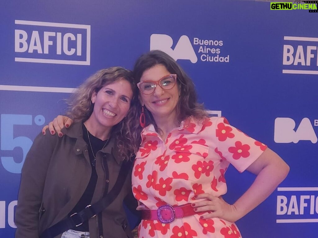 Dalia Gutmann Instagram - Un poco de lo que fue ayer el estreno de la proyección del docu "Stand Up a lo Argentino" en el Bafici @festivalesgcba Este carrete cuenta con: 1) Foto con comediantes hermosos. ¡Gracias por venir!🎉 2) Con mi adorado primer maestro de Stand Up @diego_wainstein 3)Mas comediantes copados🥰 4)solita🥹 5)Con Juan Manuel @thejmdude del Bafici🎬 6)Con mi amiga genia @elizabethkopyto ♥️ 7)Con mi mami🥰 8)Con mami hijo y Sebu😍 9)Charlita post proyección🤓 10) Con mi compañero de ruta @sebawainraichok ✨ Gracias a los que vinieron♥️‼️✨ Mil Gracias a @gusmartinezpr por el apoyo! Mañana martes 23/4 a las 17:30 hay charla con @diego_wainstein y @martinpuglieseok en el Centro Cultural San Martín Y el jueves 25/4 a las 19hs se vuelve a proyectar en la sala Cocodelphia! Los esperoooo