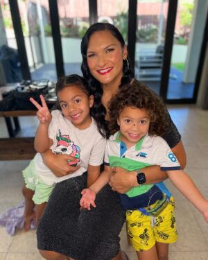 Dame Valerie Adams Instagram - All dolled up for tonight’s event, even the kids thought mum looked aight 💄☺️. 

Kimoana - “Mum, you are beautiful” 🥹

Tava - “Mum, you look cute” 🥰

Thank you, my darlings. Can you please ask Jesus for a Teti for mum?👀😜😅🤞🏾.

💄- @serenity_makeup 

#relax #loipeia #lols