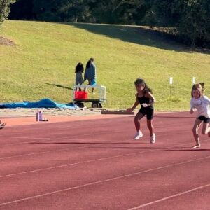 Dame Valerie Adams Instagram - 1- Tava throwing out of the circle for the first time 🥹🥰
2- Kimoana screaming at her aunty @maddi.hjones for water half way through her race 🤣. 
3/4- ribbons collected today🩵

Proud of you both my babies and thank you aunties 🙌🏽🥰

#athleticsday #trackmoms #fun #throws #clubnight #pakurangaathletics