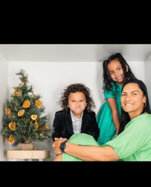Dame Valerie Adams Instagram - Ofa ke mou ma’u ha Kilisimasi fiefia mei hoku ki’i famili kiate kimoutolu. Ofa Atu🫶 👩‍👧‍👦🎄🤞🏾.

📸- @doolee.studio