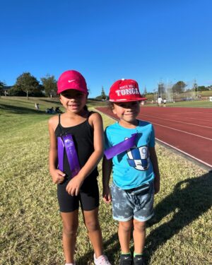 Dame Valerie Adams Instagram - 1- Tava throwing out of the circle for the first time 🥹🥰
2- Kimoana screaming at her aunty @maddi.hjones for water half way through her race 🤣. 
3/4- ribbons collected today🩵

Proud of you both my babies and thank you aunties 🙌🏽🥰

#athleticsday #trackmoms #fun #throws #clubnight #pakurangaathletics
