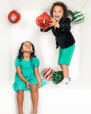 Dame Valerie Adams Instagram - Ofa ke mou ma’u ha Kilisimasi fiefia mei hoku ki’i famili kiate kimoutolu. Ofa Atu🫶 👩‍👧‍👦🎄🤞🏾.

📸- @doolee.studio