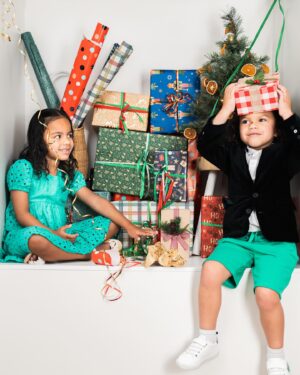 Dame Valerie Adams Instagram - Ofa ke mou ma’u ha Kilisimasi fiefia mei hoku ki’i famili kiate kimoutolu. Ofa Atu🫶 👩‍👧‍👦🎄🤞🏾.

📸- @doolee.studio