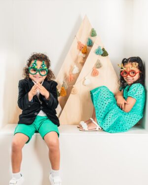 Dame Valerie Adams Instagram - Ofa ke mou ma’u ha Kilisimasi fiefia mei hoku ki’i famili kiate kimoutolu. Ofa Atu🫶 👩‍👧‍👦🎄🤞🏾.

📸- @doolee.studio