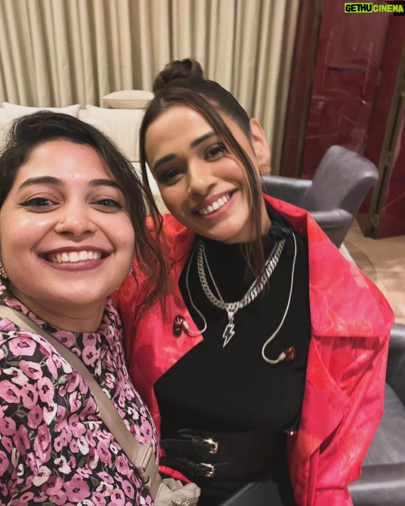 Damini Bhatla Instagram - about last night… I witnessed @ipritamofficial da’s live in concert. it was a private gig and @shalmiaow gave me the artist’s friend pass. i must tell - she is the real deal. she introduced me as a playback singer and indie artist to everyone including pritam da. i always believe in ‘women are the biggest supporters of women’. she is not a gatekeeper and you shouldn’t be her garden variety hater. taking about the gig, every song sounded like a record. 20 musicians on stage and off-stage crew were introduced on the LED screens with utmost respect for their contribution. i also had an opportunity to witness my LMA senior @mohammedirfanali anna. pitch perfect every single time. . . . Tags : Live in Concert, Mumbai Diaries, Bollywood Music.