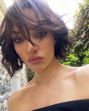 Damla Colbay Instagram - saclarim uzarken ozledigim kisa sacli damlalar💧son fotograf dahil 🤡