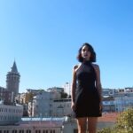 Damla Colbay Instagram - kim daha uzun