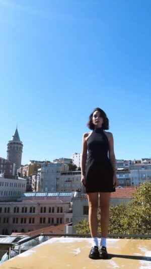 Damla Colbay Instagram - kim daha uzun