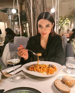 Damla Colbay Instagram - huuuup🧶