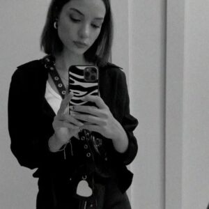 Damla Colbay Instagram - saclarim uzarken ozledigim kisa sacli damlalar💧son fotograf dahil 🤡