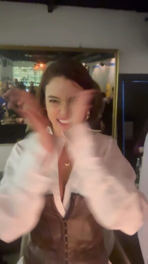 Damla Colbay Instagram - Kucuklugumden beri beni taniyanlar bilir,hep 30. yas gunumun hayalini kurdum.en cok istedigim seylerden biriydi.cok guzel bi sey olcak,cok buyuk bi sey olcak,ne olcak bilmiyorum ama 30dan sonra bi sey olcak🫠belki tuttugum dilekle alakali bi seydir (kesin oyle) ✨
2 gun gecti,simdilik bi degisiklik yok.olunca soylerim🐤
benimle bu nesemi paylasan herkese tesekkurler 
sizi cok seviyorum❤️
