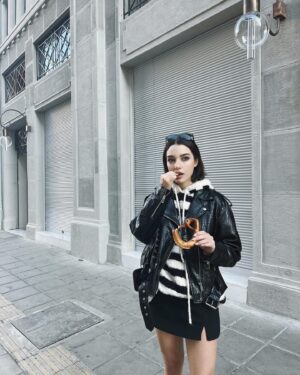 Damla Colbay Instagram - saclarim uzarken ozledigim kisa sacli damlalar💧son fotograf dahil 🤡