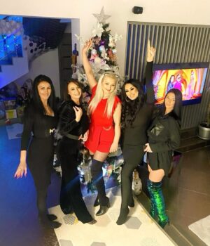 Dana Badea Instagram - La mulți ani 2022!❤️🥳