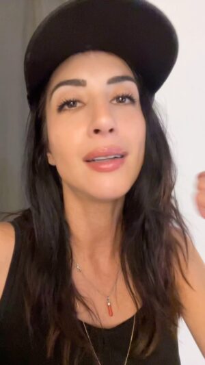 Dana DeLorenzo Instagram - Come hang out w/ me!@nightmareweekendrichmond THIS WKND Fri-Sun OCT 13-15th! Or if you’d rather watch me act a fool and high-key fangirl out a 2nd time in front of one of my childhood faves welp…that’ll be fun too😱💀🪦 
@fullempirepromotions 
#nightmareweekend #galaxycon #horror #horrorcon