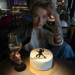 Dana Sokolova Instagram - Всё, что нужно знать: хихоньки да хахоньки лучше, чем еле еле душа в теле. Благодарю всех вас за поздравления. Влетаю в свой новый год с профессиональными умениями любить, отдавать, быть благодарной, и что самое главное, с платиновым составом близких. Как говорится, красиво жить не запретишь) Спасибо)