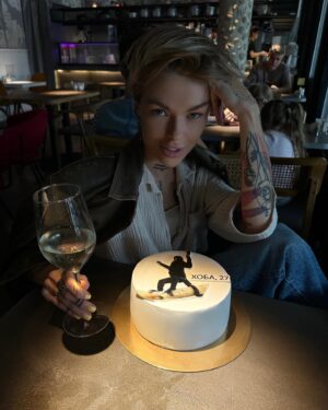 Dana Sokolova Instagram - Всё, что нужно знать: хихоньки да хахоньки лучше, чем еле еле душа в теле. Благодарю всех вас за поздравления. Влетаю в свой новый год с профессиональными умениями любить, отдавать, быть благодарной, и что самое главное, с платиновым составом близких. Как говорится, красиво жить не запретишь) Спасибо)