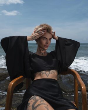 Dana Sokolova Instagram - Гулять со мной это: подожди, давай ещё посидим 💔
Photo-guru @volodinatasha 
Suits @aeffectionbrand