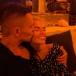 Dana Sokolova Instagram - Что мы вообще знали о наслаждении жизнью до приезда сюда? Что знали о смирении и спокойствии до этих никогда никуда не спешащих индонезийцев? Бали учит меня доверию ко всему. Даже к муравьям, обсуждающим что-то с самого утра на моей расческе. Особенно, к ним. Сон каждой бездомной собаки на обочине, остров охраняет со всей ответственностью и надежностью. Здесь спокойно каждому осколку и цветку. У воздуха сладкий вкус, у каждого кокоса живая вода внутри. Одна только фраза на одном из сооружений — «One bad day in Bali is still better than a good day anywhere else». А сколько всего объясняет. Счастье жить в мире, где единственная высоко-статусная богоизбранная работа называется «Быть человеком». Даже если этот мир находится на одном небольшом кусочке Земли.