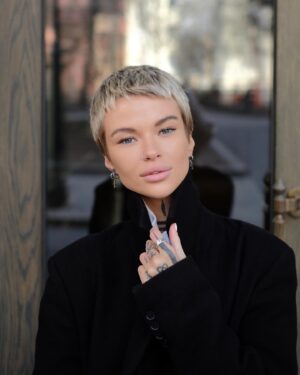 Dana Sokolova Instagram - Гуляли по центру Москвы, свернули в Париж 💔
