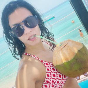 Danay García Instagram - My habitad ~ salty lips & sandy toes🌷🐠🌎🍃🥥🌴👑#queen 
The world before your eyes is finite, the universe inside your soul is infinite. #ocean #mybestfriend #travel #girl #ontheroad #blessed #gratitude #grateful #mind 
Never forget the magic 🍃👑