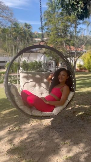 Dandara Albuquerque Instagram - Aproveitando que hoje é domingo 🩷

O que é bem-estar pra você? 🍃

Pra mim, bem-estar é conseguir ouvir as necessidades do meu corpo e me empenhar ao máximo para atender cada uma delas. É cuidar da minha saúde física, mental, emocional e espiritual.

É me permitir a pausa … o descanso…
Ficar em contato com a natureza, alimentar minha alma com boas energias, cuidar do meu Ori, alimentar minha cabeça com bons pensamentos. Sem fazer disso uma “positividade tóxica”.

Muitas vezes, a serenidade vem justamente da aceitação do caos. E aí resta a fé e a esperança de que em algum momento tudo vai passar. 

Esperançar, mas de forma ativa. Fazendo terapia.
Atividade física. Me alimentando de forma saudável. Nutrindo as boas relações que me fortalecem.

Bem-estar pode ser começar um novo hobby. Estudar algo interessante. Mas também pode ser só fazer o mínimo e reconhecer que esse é o seu máximo nesse momento. E tá tudo bem. Sem cobranças.

Pra mim, não existe uma receita pronta pra gente se sentir bem. Mas eu desejo, do fundo do meu coração, que você encontre o melhor caminho que te leve de volta pra você.

O mais importante é que a minha casa, a sua casa, o seu corpo lar, seja um lugar agradável, saudável e uma morada confortável pra sua alma habitar. 💫

#bemestar #vidasaudavel #lifestyle #natureza
