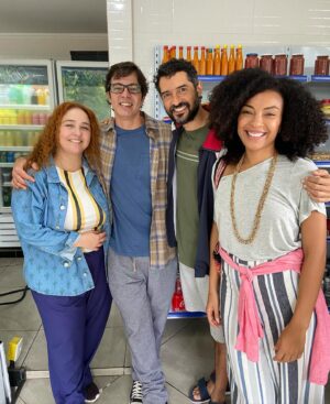 Dandara Albuquerque Instagram - Bom dia com boas notícias 🙌🏾

Hoje estreia Cilada na @globoplay série que tive a alegria de participar no episódio “Viagem com os amigos (dela)”. 🍿

Vcs vão conhecer a Bia e o Dudu, um casal um tanto quando excêntrico que junto com @flaviopardal e @karinaramil colocam Bruno e Débora em boas ciladas. 

O que mais gosto nessa história, além do fato de contracenar com @eumazzeo e @deboralamm em minha primeira experiência num trabalho de comédia, é que acho que todo mundo vai se identificar. Afinal, quem nunca viajou em grupo e teve que lidar com o desafio de conciliar diferentes personalidades, tempos, vontades? 

Acho que ao assistir, vcs vão lembrar de alguma situação parecida que já viveram, de algum amigo “sem noção” que te botou em furadas. E se vc não lembrar, pode ser que o amigo “sem noção” seja você 🤡🫠😂

Divirtam-se! Assim como nós nos divertimos nos bastidores gravando esse trabalho pra vcs! 🎬#ciladanagloboplay